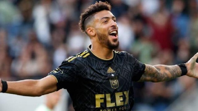 Mercato OM : La piste Denis Bouanga activée pour reformer le duo avec Aubameyang ?