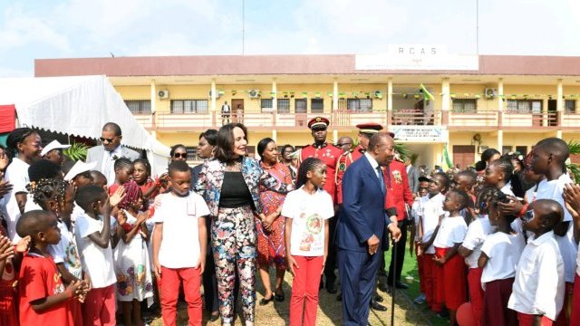 Arbre de noël : Ali Bongo et sa femme offrent des cadeaux aux enfants de militaires
