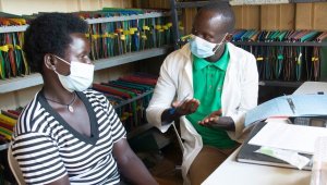 La crise de la dette pèse sur les systèmes de santé dans les pays en développement, prévient ONUSIDA