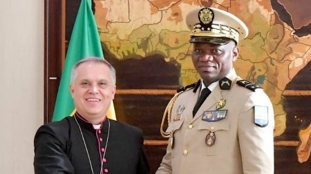 Brice Clotaire Oligui Nguema échange avec le nonce apostolique et une délégation d’évêques
