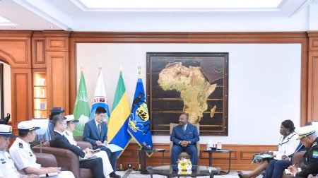 Ali Bongo échange avec une délégation conduite par le commandant en chef de la Marine chinoise
