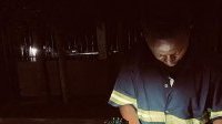 Tanzanie&nbsp;: Un jeune leader apporte de l’énergie propre à des villages
