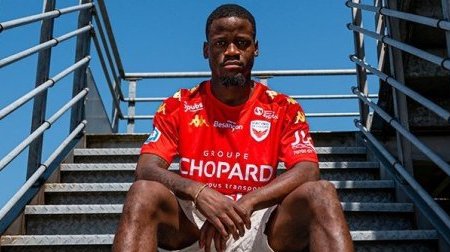 Le Racing Besançon enrôle l’attaquant gabonais Philippe Etoughe pour viser la montée en N2
