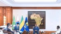 Ali Bongo échange avec une délégation conduite par le commandant en chef de la Marine chinoise
