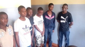 Libreville&nbsp;: 6 jeunes petits braqueurs appréhendés par la police grâce à une vidéo de leur forfait