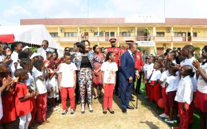 Arbre de noël&nbsp;: Ali Bongo et sa femme offrent des cadeaux aux enfants de militaires