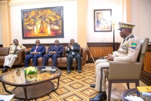 Brice Clotaire Oligui Nguéma échange avec des anciens dignitaires du Gabon
