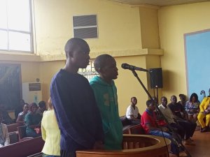 Pour avoir tenté de braquer un boutiquier, deux jeunes gabonais écopent de 14 ans de prison